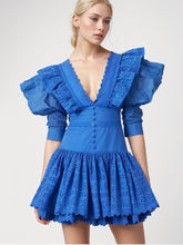 Mini-robe en dentelle à manches longues et col en V